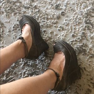Bacio 61 Grey leather wedges